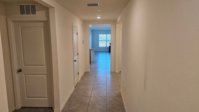 Building Photo - Spacious 4BR Golf Course Home in Beverly H...