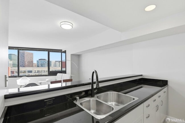 Building Photo - 250 King St