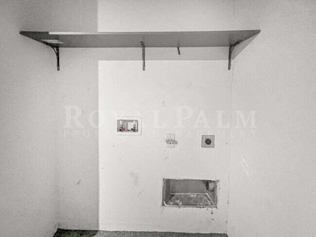 Building Photo - 4BR/2BA Home with High Ceilings, Garage & Large Kitchen Island
