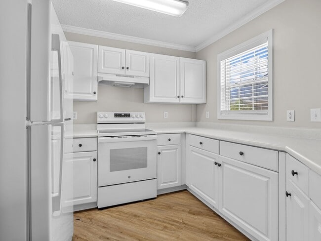 Building Photo - Freshly Renovated 2 BR, 2 BA Townhome, Loc...