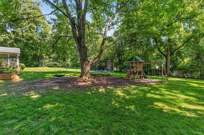 Building Photo - 723 Forest Ridge Dr