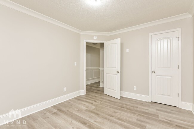 Building Photo - 151 Adrian Dr