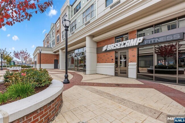 Building Photo - 905 River Rd