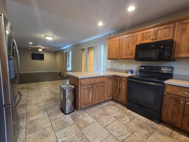 Building Photo - Large family corner lot home for rent!
