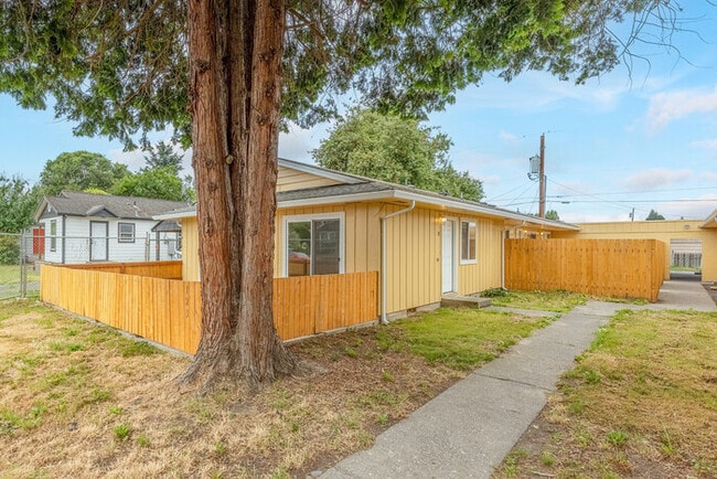 Building Photo - TWO BEDROOM ONE BATH APARTMENT IN LONGVIEW