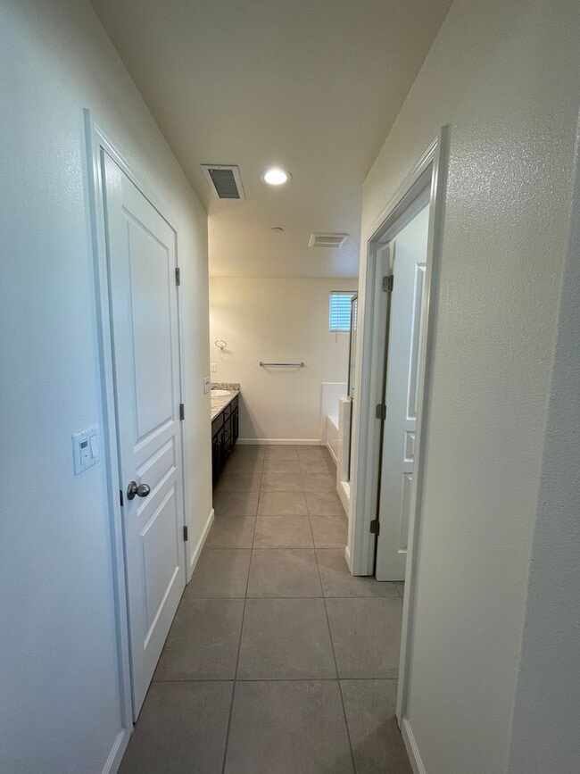 Building Photo - Summer Special $200 Off 1st Month Rent!!!