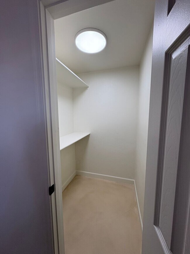 Building Photo - 3 Bedroom 2 Bath by Reid Park !