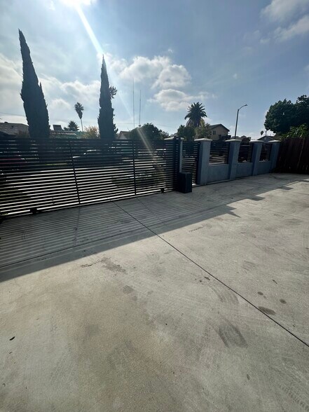 Building Photo - 731 W 99th St