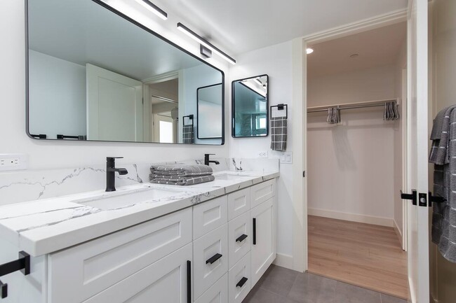Building Photo - 825 Island Ct