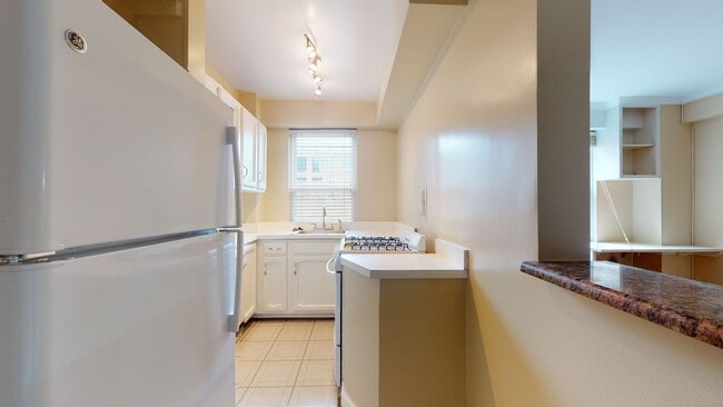 Building Photo - Dupont East Studio Apartment W/Private Roo...