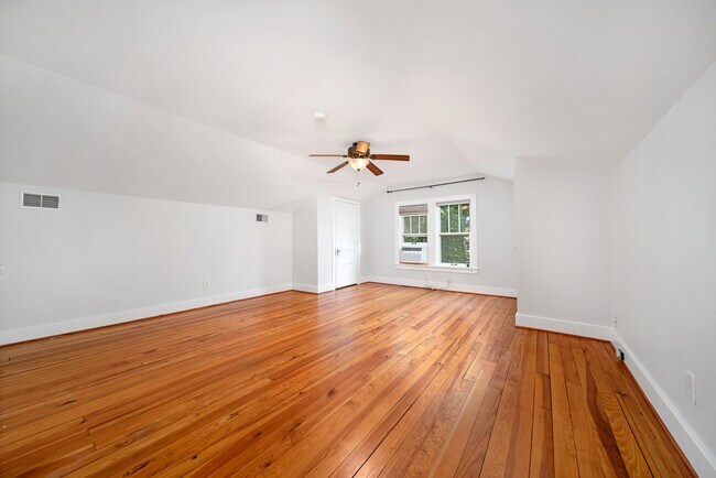 Building Photo - Charming 3BE/2BA cottage in a great locati...