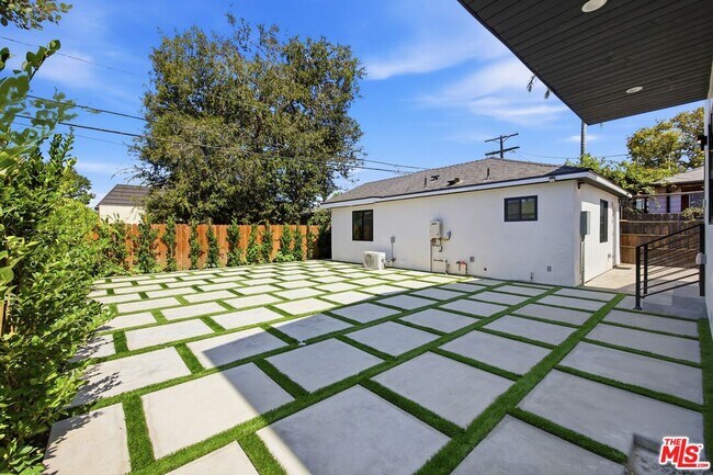 Building Photo - 3121 Oakhurst Ave