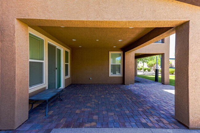 Building Photo - Stunning 5 Bed, 4 Full Baths And 2 Half Ba...