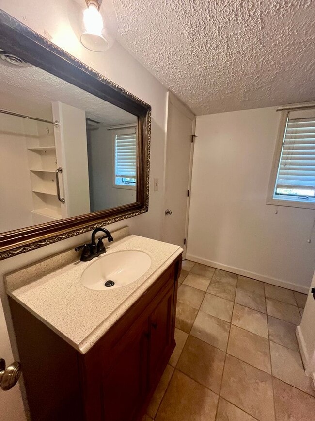 Building Photo - One-Level Condo -- Just Minutes from Town!!!!
