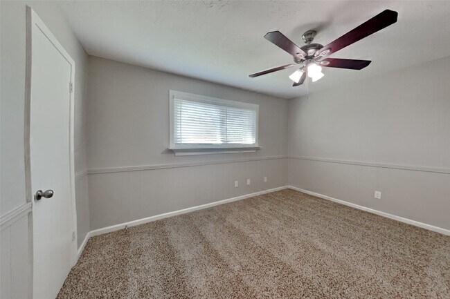 Building Photo - 25402 Elm Creek Dr