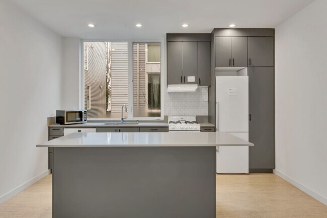 Building Photo - Modern 3BR Townhome with Rooftop Deck Near Downtown Seattle