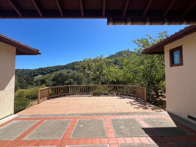 Building Photo - Spacious Home with views of the Irish Hill...