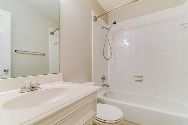 Building Photo - Charming Townhome near Memorial Park!