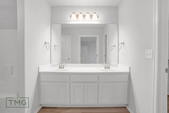 Building Photo - MOVE IN SPECIAL | Walk to Downtown + Moder...