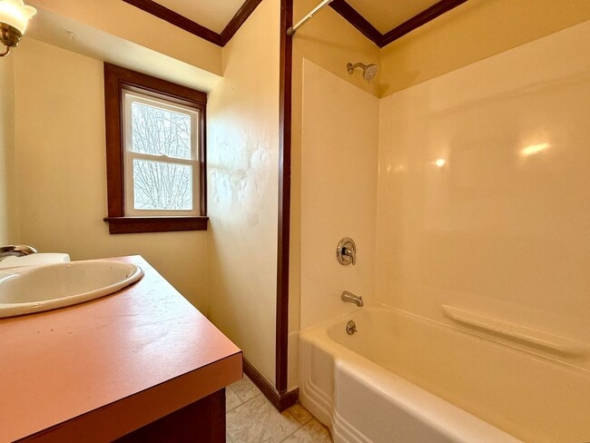 Building Photo - 2BD/1BA Townhome