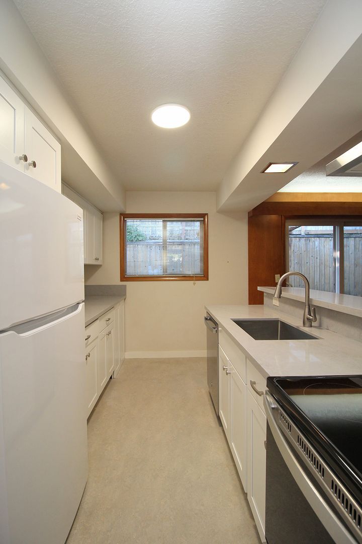 Building Photo - 3200-3236 SW Marigold St