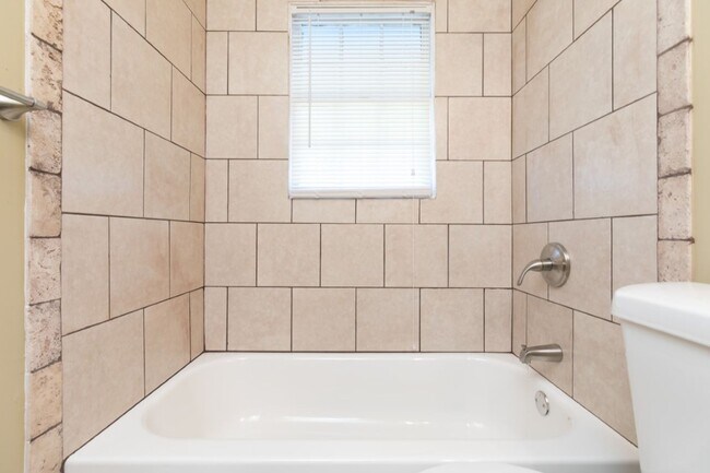 Building Photo - Charming 3BR/1.5BA in Sought-After Pleasan...