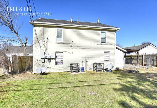 Building Photo - 3 bed one bath upstairs unit in two level ...