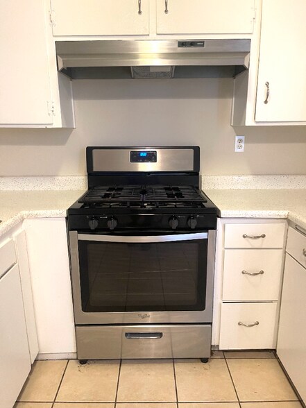 Building Photo - 562 Silverwood Ave