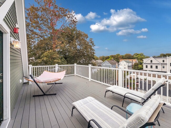 Building Photo - 19 Iona St