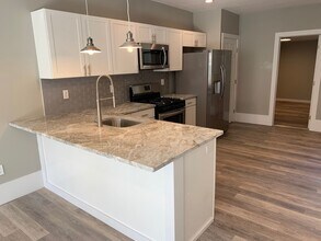 Building Photo - Luxury home in south side flats, perfect l...