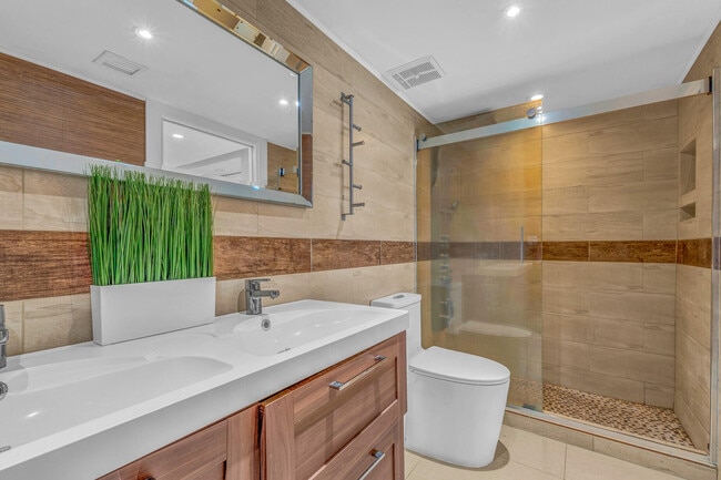 Building Photo - 7601 E Treasure Dr