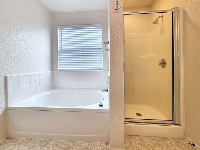 Building Photo - Charming 3/BR 2.5/BA Home with Bright Inte...
