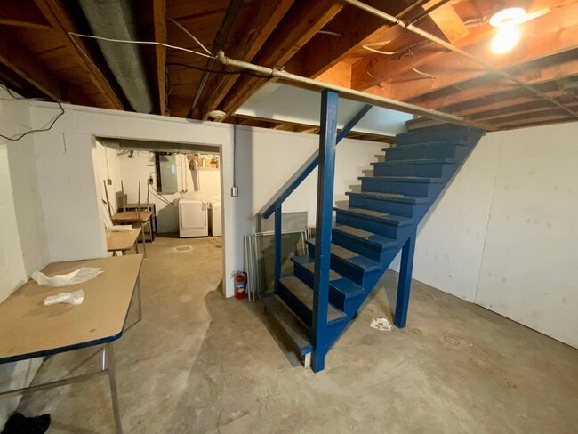 Building Photo - 1570 E Gates St