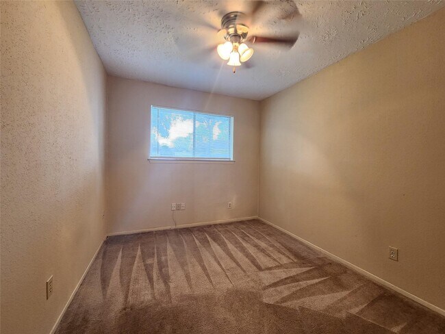 Building Photo - 21227 Park Mt Dr