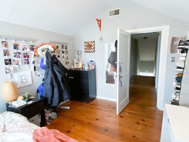 Building Photo - 722 Sunset Dr