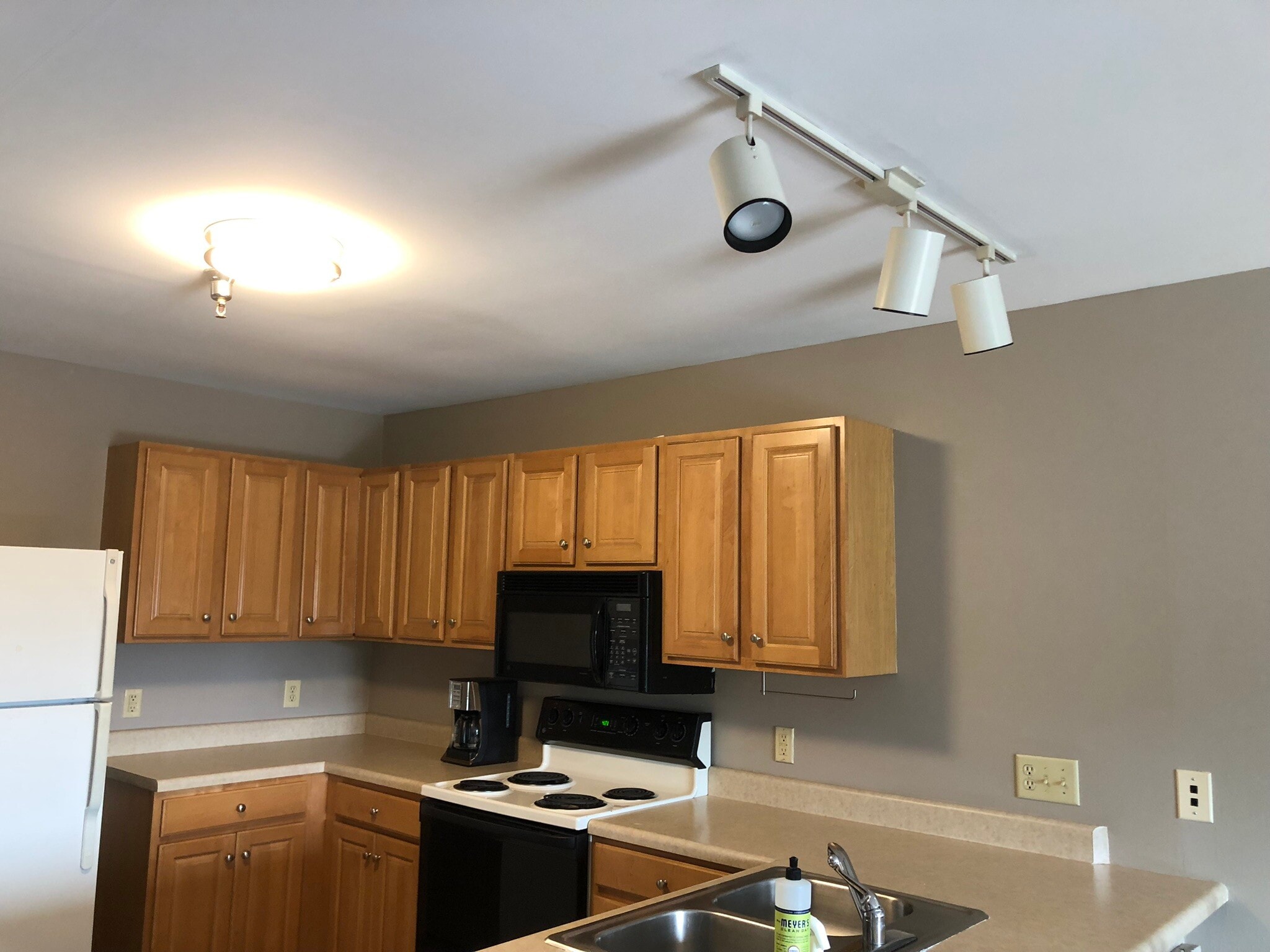 Kitchen - 1366 Hunters Rd