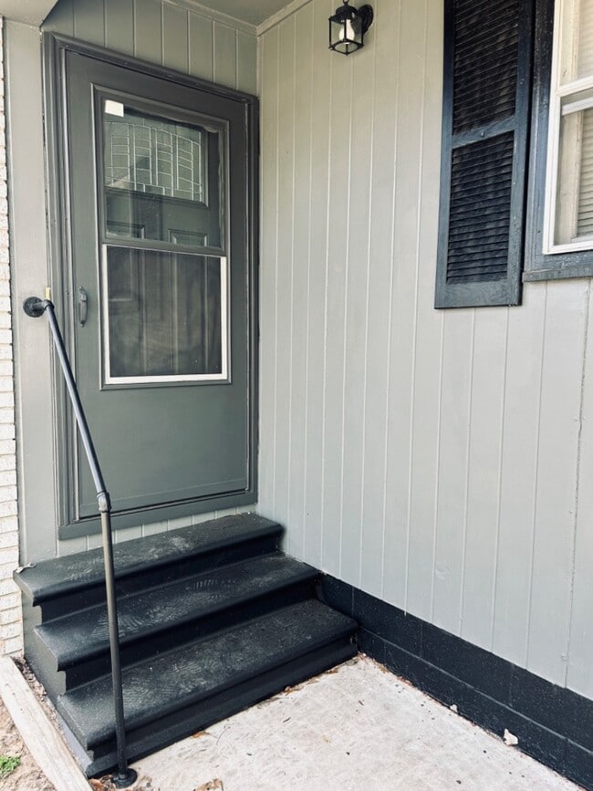 Building Photo - 825 David Ln