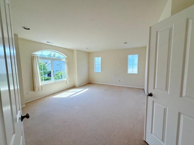 Building Photo - For Rent – Bright & Spacious Home with Bonus Room