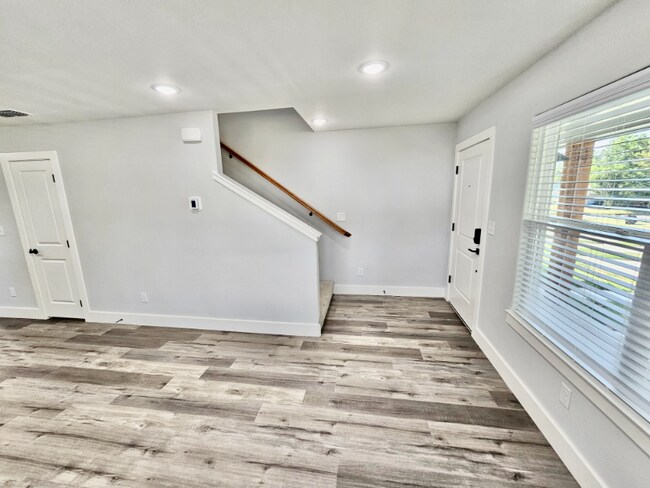 Building Photo - 220 W Bond St