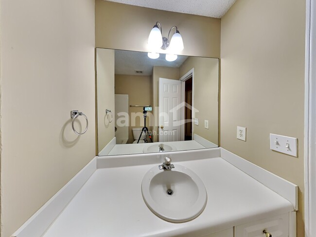Building Photo - 4825 Old Field Dr NE