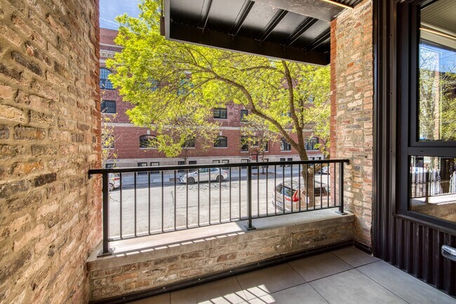 Building Photo - Premiere West Loop 1 Bed/ 1 Bath! Condo Quality Interiors! 4/1 Availability Date!