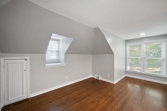 Building Photo - 3405 Hillvale Rd