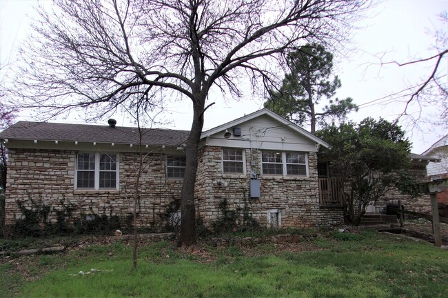 Building Photo - 3 Bed 1 Bath 2 Car in NW Oklahoma City Rob...