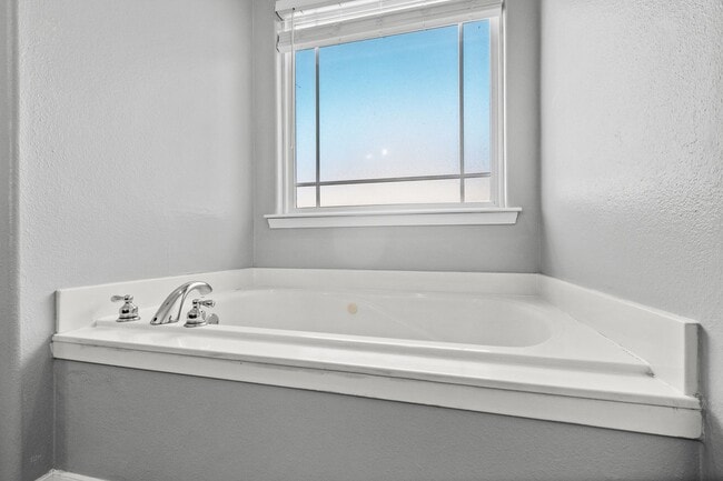 Building Photo - Beautiful Spacious Home w/ Community Clubhouse and Pool!