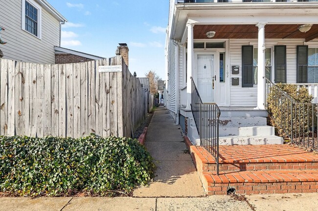 Building Photo - Cozy Cottage in Downtown Fredericksburg