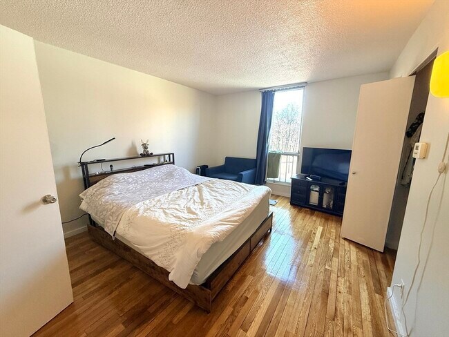 Building Photo - 33 Pond Ave