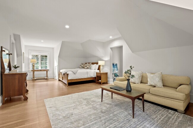 Building Photo - 7 Mayflower Ln