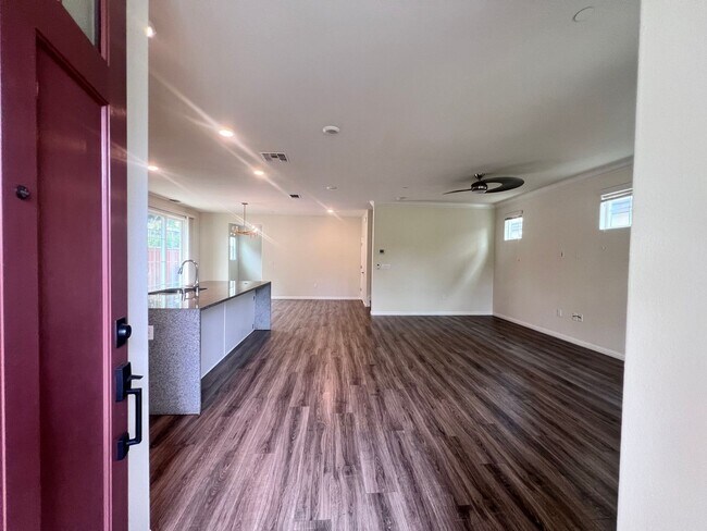 Building Photo - STUNNING 4BD/2.5BA TOWNHOUSE IN WALNUT CREEK!!!