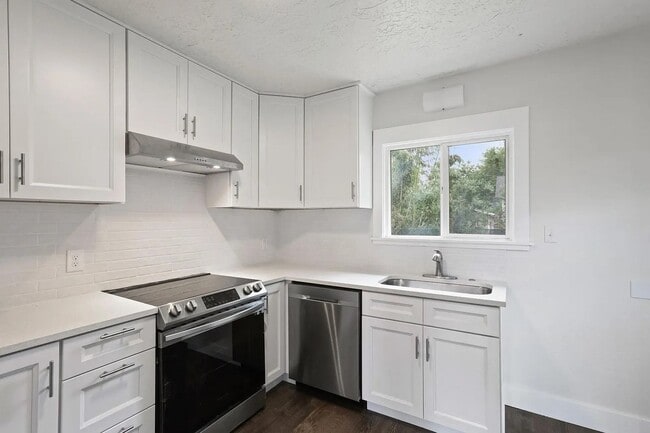 Building Photo - Newly Renovated 3-Bedroom Home in North Po...