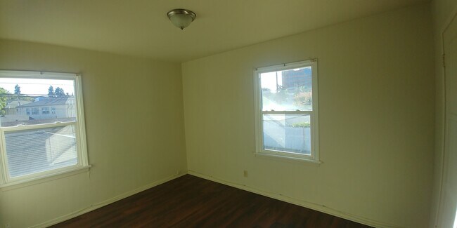 Bedroom - 418 E Freeland St